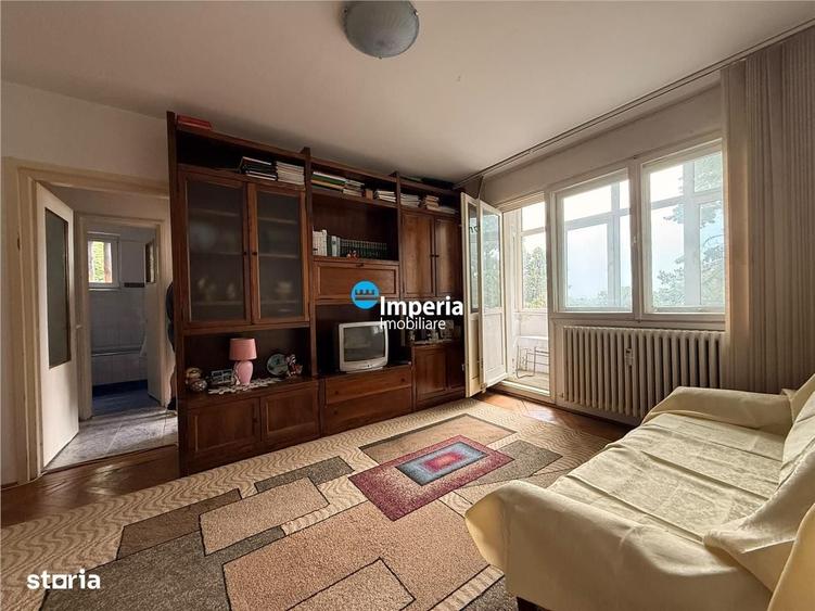 Apartament cu 3 camere semidecomandat în Tătărași