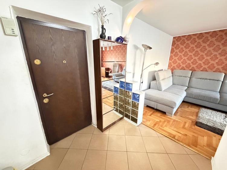 Apartament cu 3 camere decomandat în Nicolina