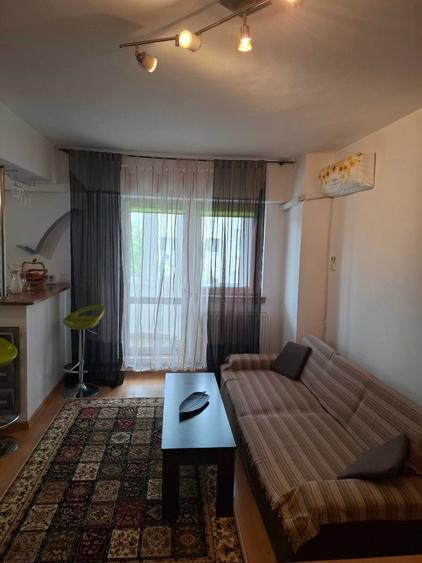 Garsonieră decomandată în Calea București
