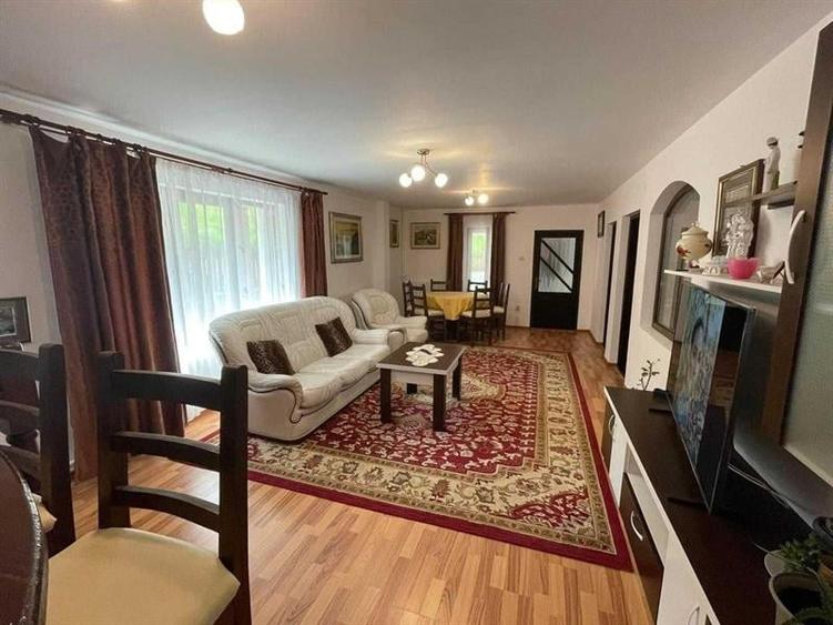 Casă individuală cu 5 camere cu Teren 15000 Mp în Vama