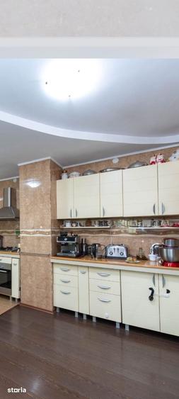 Casă cu 10 camere cu Teren 500 Mp în Nord