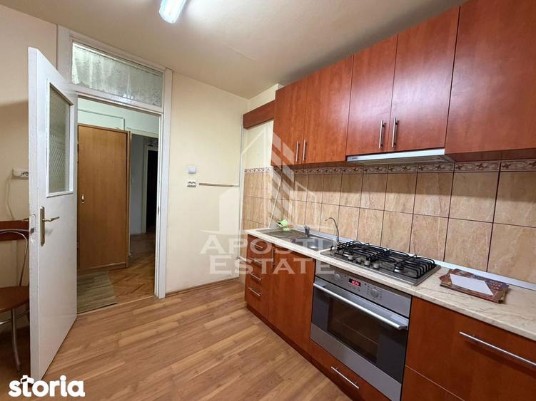 Apartament cu 3 camere decomandat, mobilat în Girocului