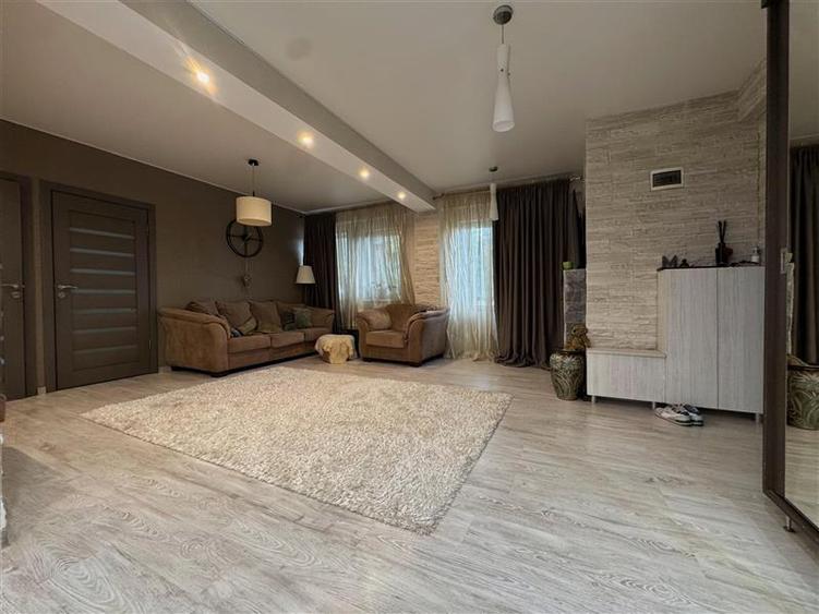 Apartament cu 3 camere decomandat, mobilat în Bucium