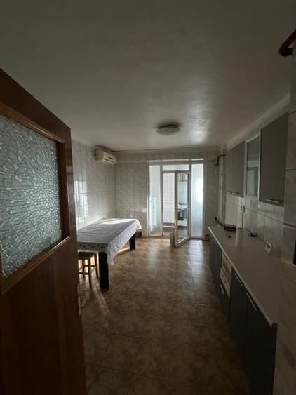 Apartament cu 3 camere decomandat, mobilat în Craiovița Nouă