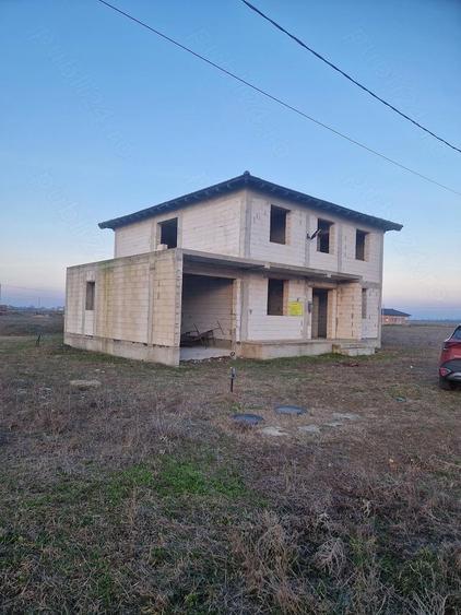 Casă cu Teren 1000 Mp în Central