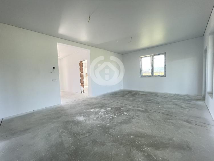 Duplex cu 3 camere cu Canalizare în Cristian