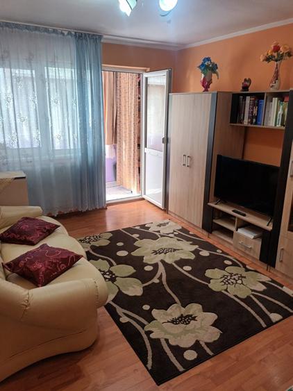 Apartament cu 3 camere semidecomandat în Viziru 1