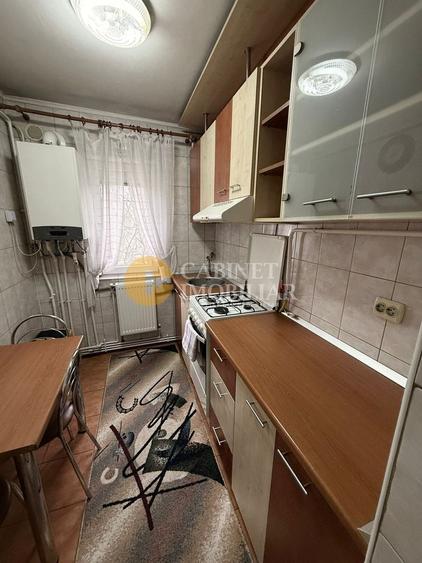 Apartament cu 3 camere semidecomandat, mobilat în Alexandru cel Bun
