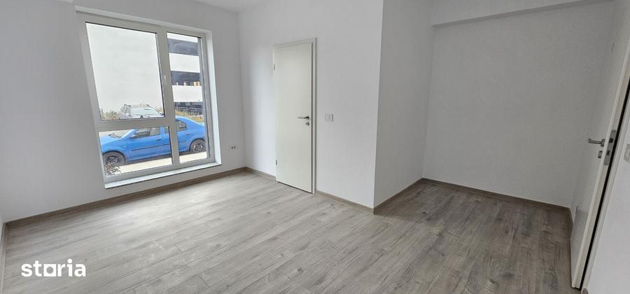 Apartament cu 3 camere decomandat în Tractorul