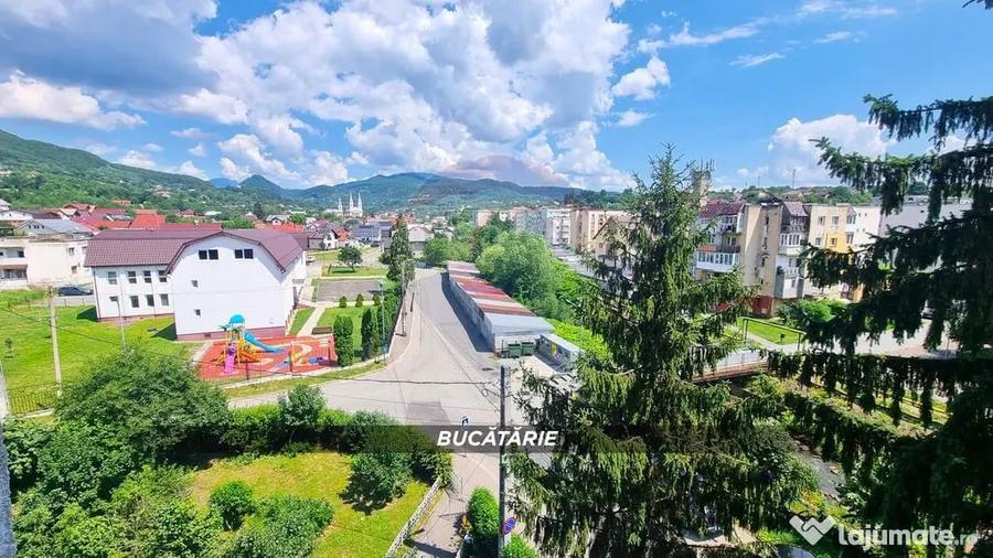 Apartament cu 3 camere semidecomandat în Central