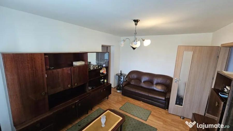 Apartament cu 3 camere semidecomandat în Cina
