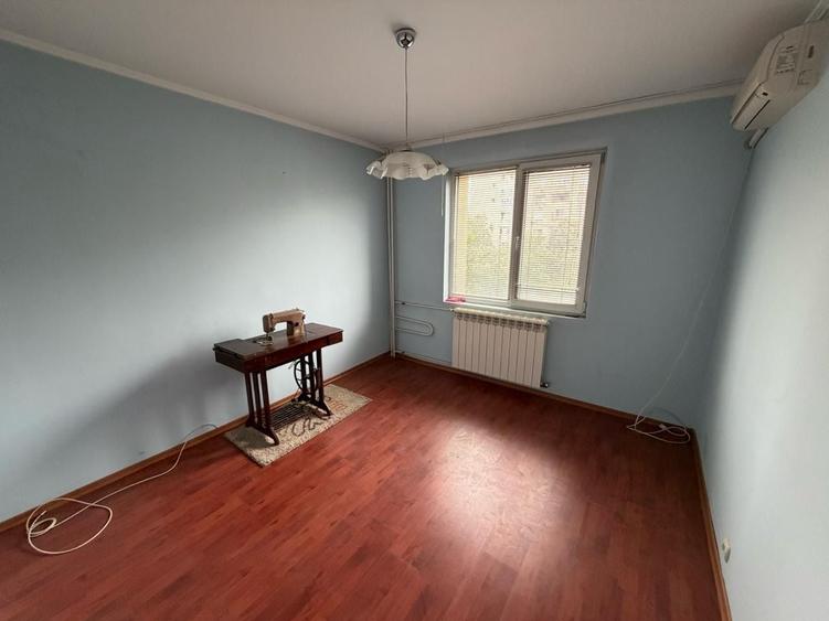 Apartament cu 3 camere semidecomandat în Rahova