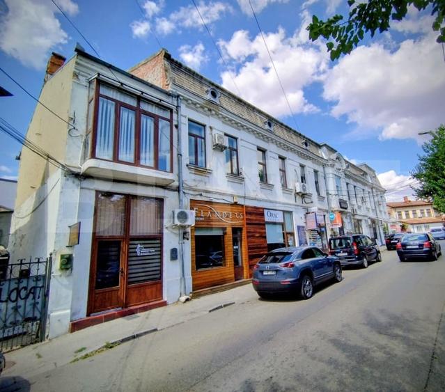 Casă individuală cu 23 camere cu Canalizare în Central