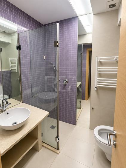 Apartament cu 3 camere semidecomandat, mobilat în Moșilor