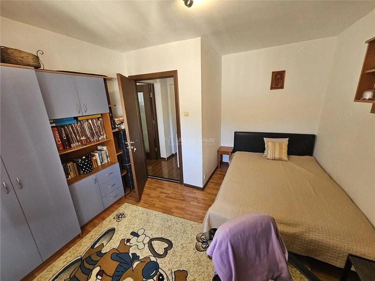 Apartament cu 3 camere semidecomandat în Cuptoare (Reșița)