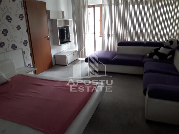 Casă individuală cu 8 camere cu Canalizare în Lugojului