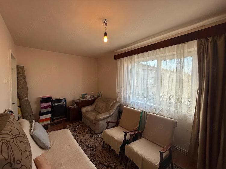 Apartament cu 3 camere semidecomandat în Gojdu