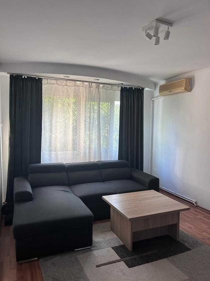 Apartament cu 3 camere semidecomandat în Podu Roș