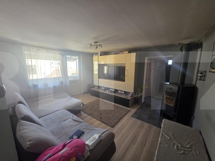 Apartament cu 3 camere semidecomandat, mobilat în Ozun