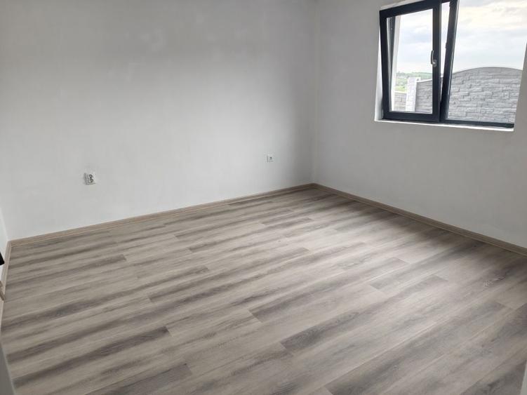 Casă cu 3 camere în Breasta