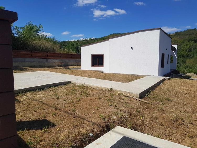 Casă cu 4 camere în Tomești