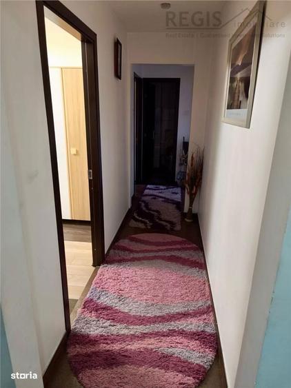 Apartament cu 3 camere decomandat în Tractorul