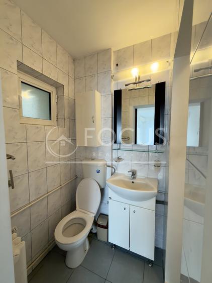 Apartament cu 3 camere semidecomandat, mobilat în Tei