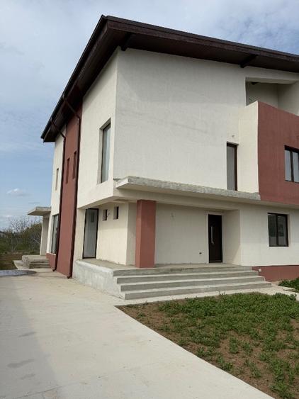 Casă individuală cu 5 camere cu Canalizare în Dârvari
