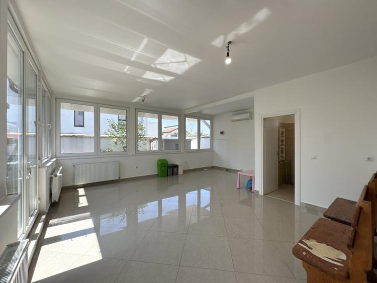 Casă individuală cu 8 camere cu Teren 500 Mp în Odăi