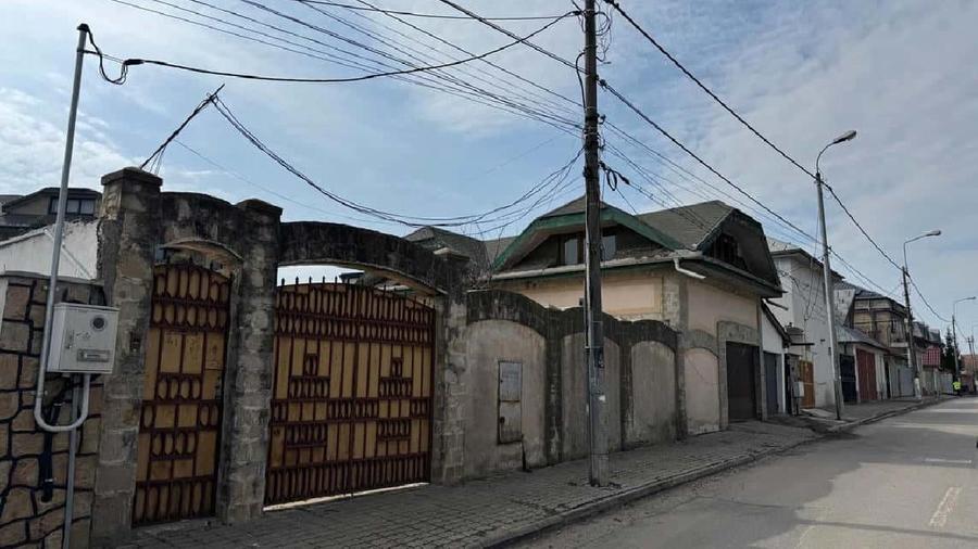 Casă individuală cu 10 camere cu Teren 800 Mp în Central