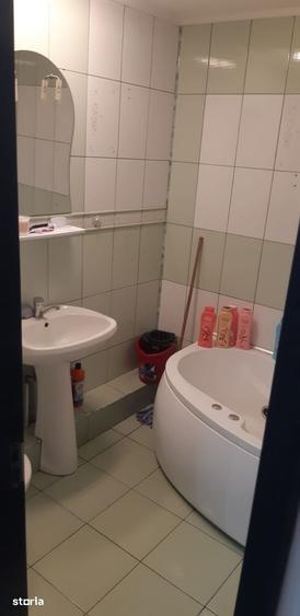 Apartament cu 3 camere în Apărătorii Patriei