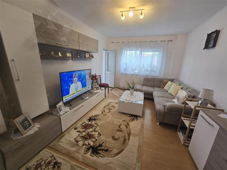 Apartament cu 3 camere decomandat, mobilat în Central