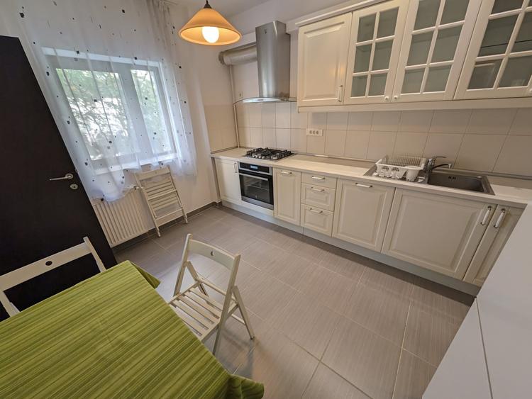 Apartament cu 3 camere, mobilat în Băneasa