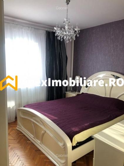 Apartament cu 4 camere semidecomandat în Moșilor