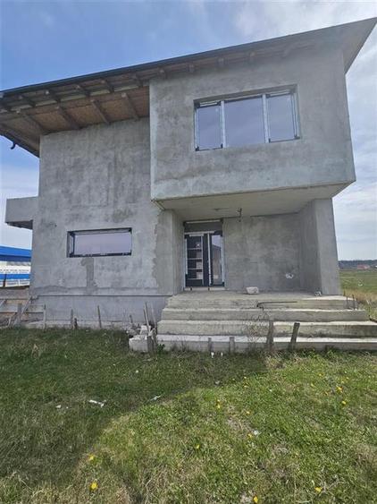 Casă individuală cu 5 camere cu Canalizare în Est