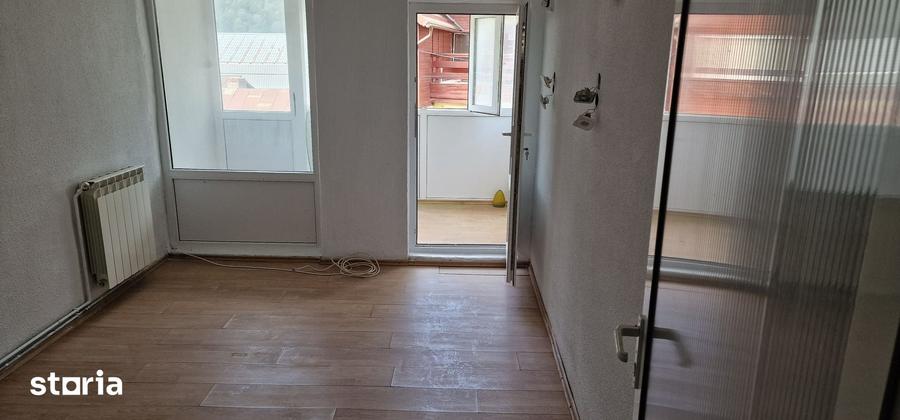 Apartament cu 3 camere în Cezar Petrescu