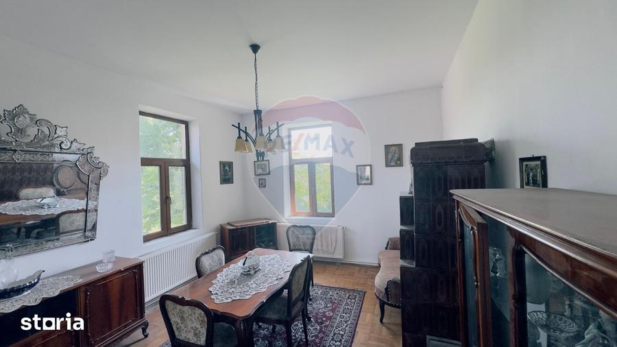 Casă cu 6 camere cu Teren 3300 Mp în Central