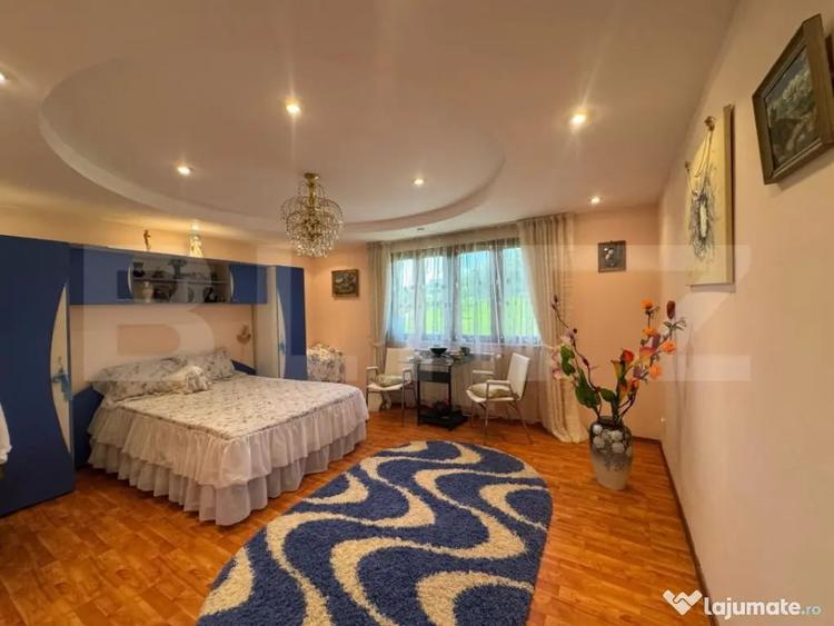 Casă cu 9 camere cu Teren 303 Mp în Central