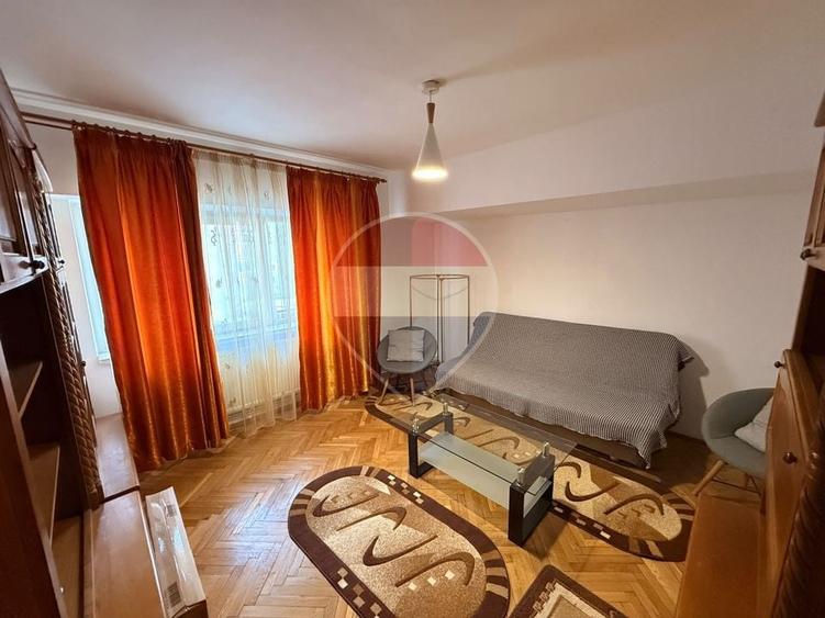 Apartament cu 3 camere decomandat, mobilat în Central