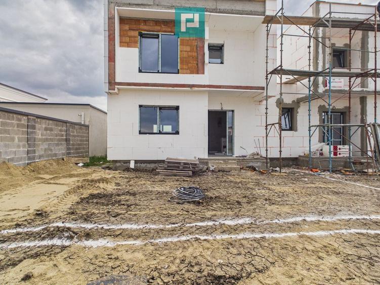 Duplex cu 4 camere cu Canalizare în Săcălaz