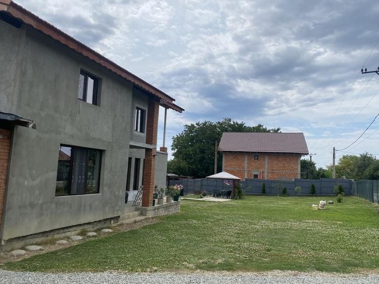 Casă cu 4 camere în Turcești