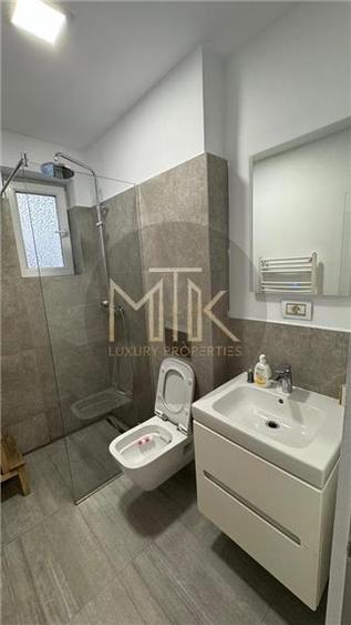 Apartament cu 3 camere semidecomandat, mobilat în Nordului