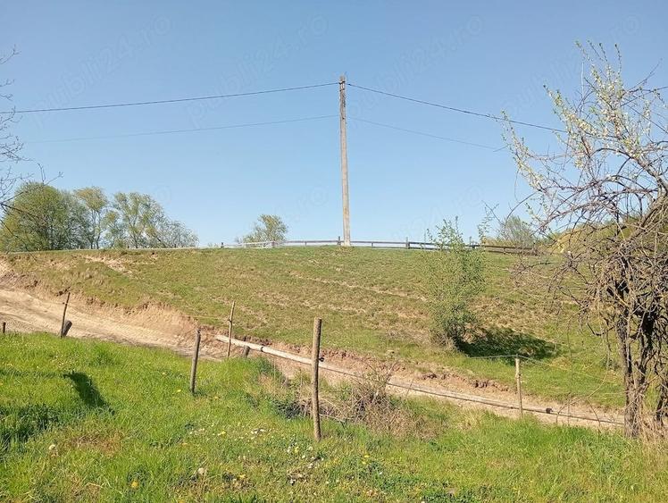 Teren de 1800 mp, în Varvata