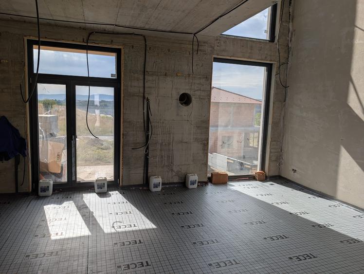 Casă individuală cu 4 camere cu Canalizare în Dâmbul Rotund