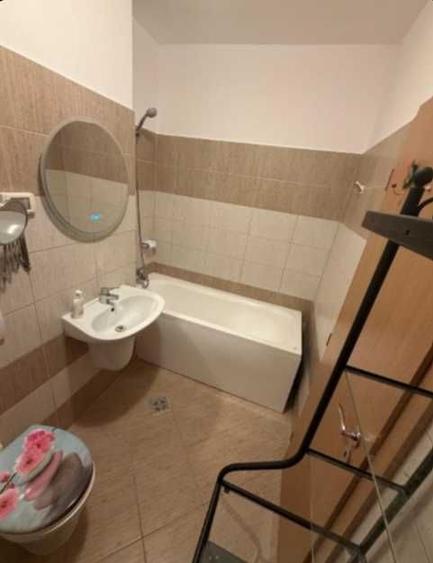Apartament cu 3 camere decomandat, mobilat în Central
