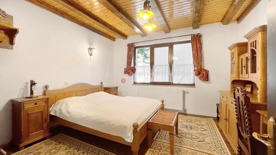 Casă individuală cu 11 camere cu Canalizare în Poiana Mărului
