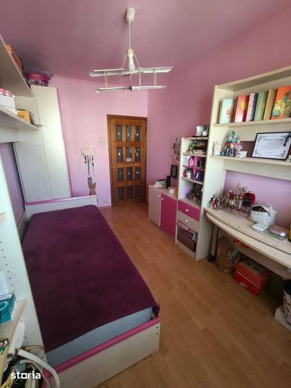 Apartament cu 3 camere semidecomandat în Pantelimon
