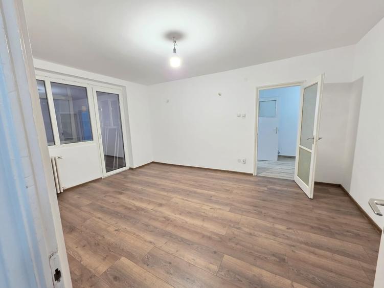 Apartament cu 3 camere semidecomandat în Vatra Luminoasă