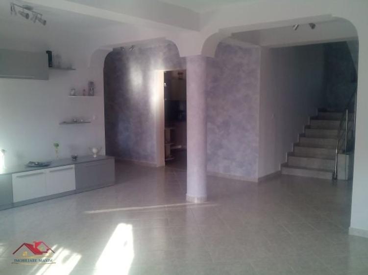 Casă individuală cu 6 camere cu Teren 2300 Mp în Cristian