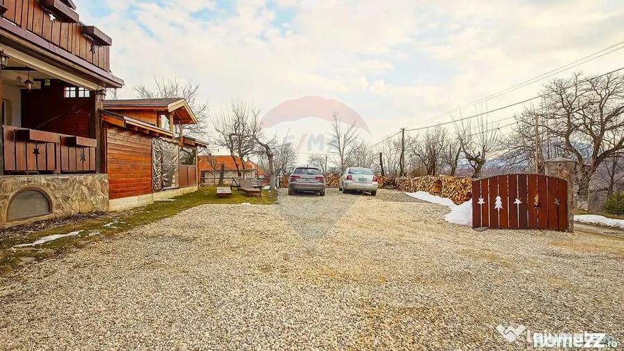 Casă cu 8 camere cu Teren 888 Mp în Sohodol